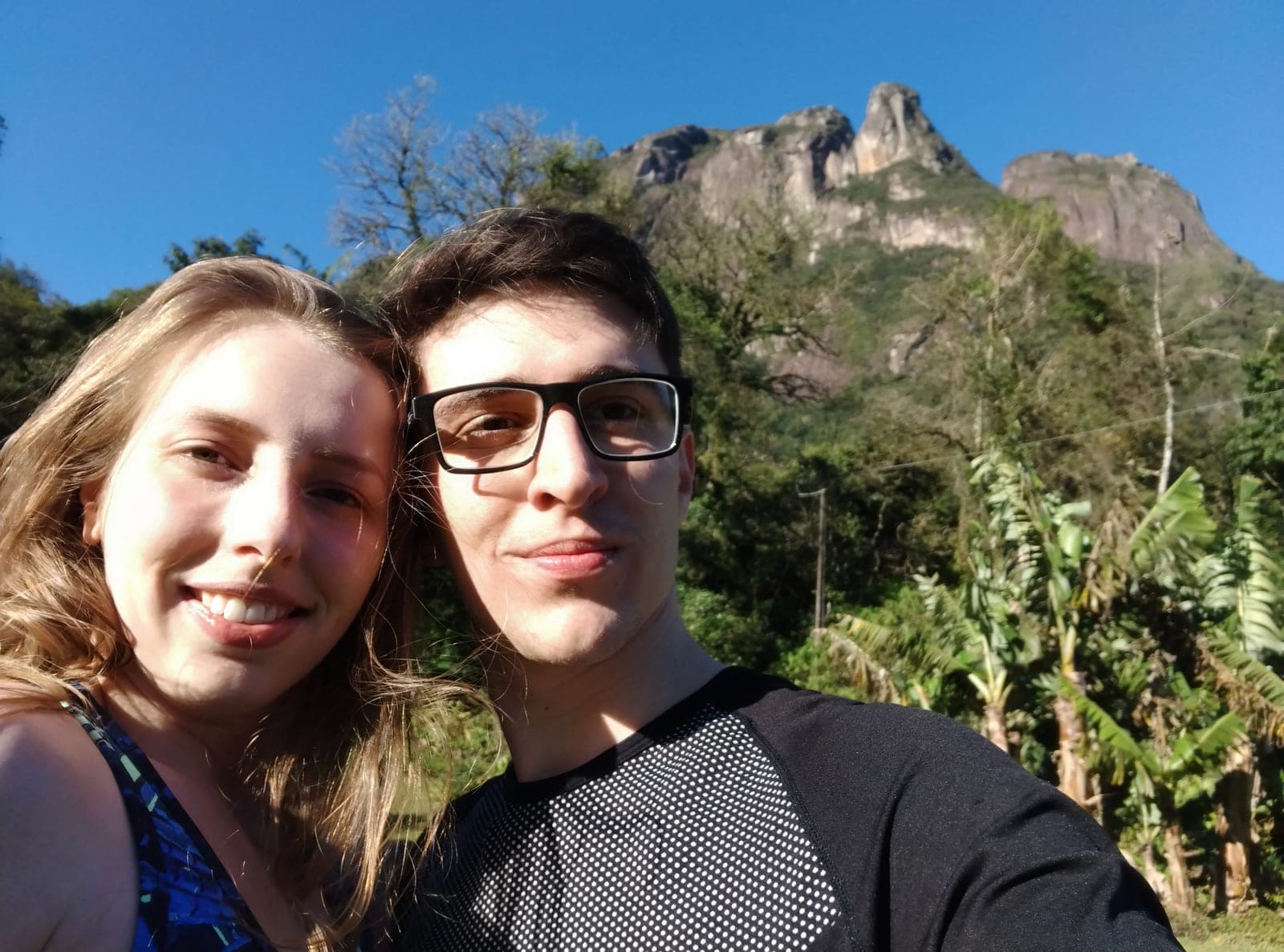 Selfie na trilha, com a pedra ao fundo