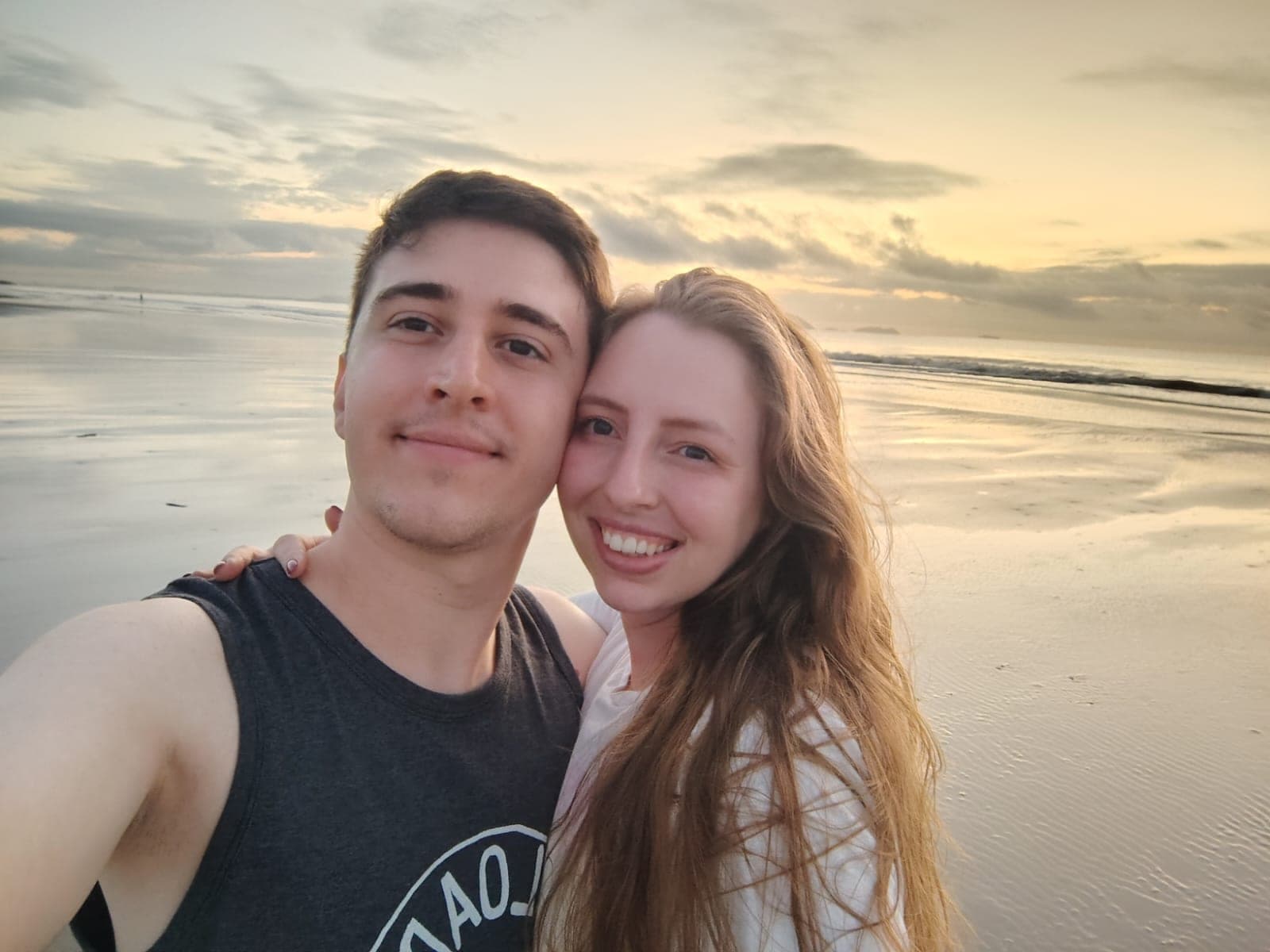 Pôr do sol na praia, os dois juntos